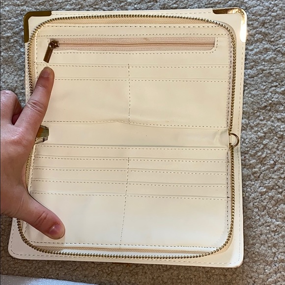 Tan wristlet/ wallet with detachable strap - Picture 3 of 6